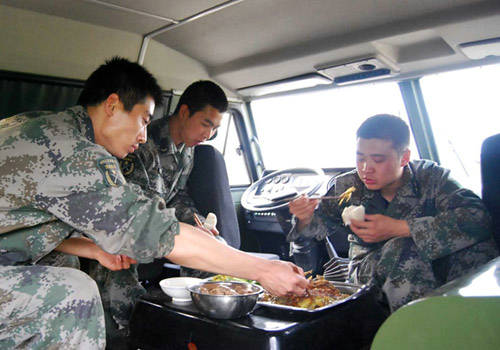 资料图:中俄边境官兵吃饭.