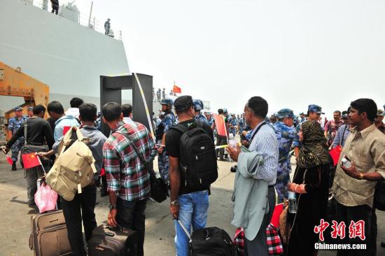 资料图：中国海军第十九批护航编队临沂舰4月6日中午抵达也门荷台达港，再次撤离中外人员83名，其中中国38人、斯里兰卡45人。中新社发 熊利兵 摄
