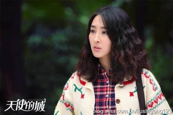 c罗伊莲娜大家的目光也都开始关注起他的家庭背景