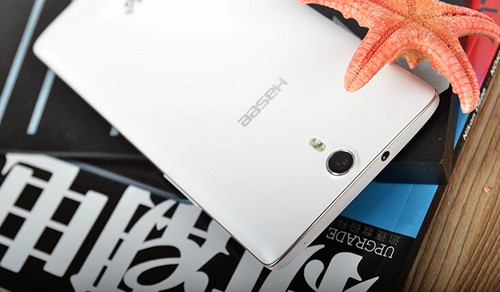 神舟灵雅X55搭载了联发科MTK6592真八核处理器,主频高达1.7GHz,多线程的任务处理无论是玩游戏还是看视频都能让你得心应手。神舟X55选择了高清的1280*720P分辨率,再加上5.5吋顶级IPS康宁大猩猩屏幕,显示效果十分细腻出色,享受完美视觉盛宴。同时千元机独此一家的500万前置+1400万后置摄像头紧密贴合爱拍人群的需求,神舟X55采用2GB+16GB内存组合,保障了系统的流畅运行和对于存储的需求。