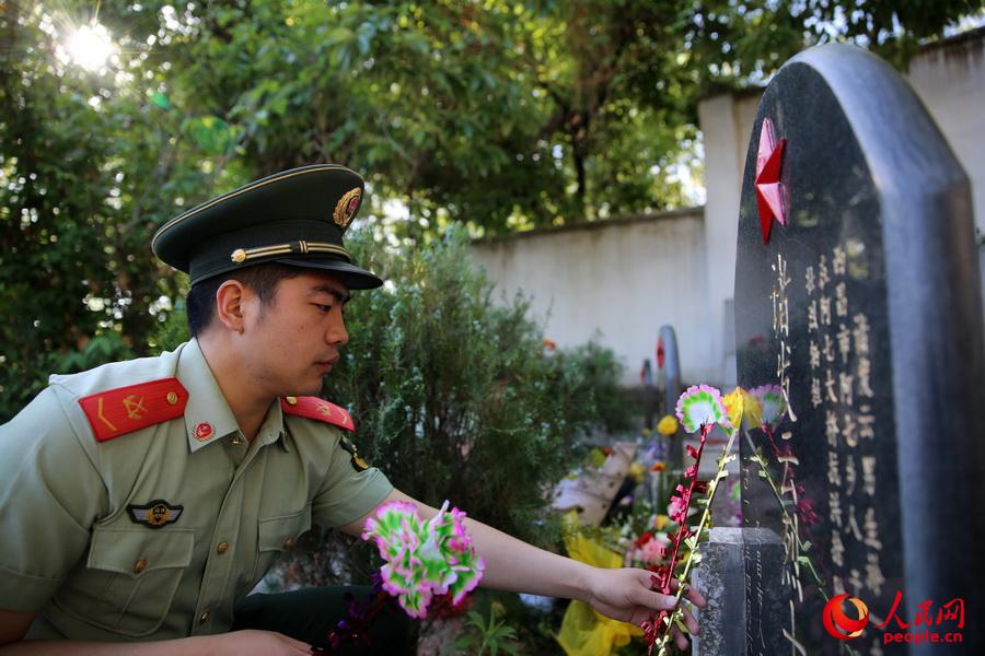 4月5日,武警凉山森林支队官兵为革命烈士敬献鲜花.
