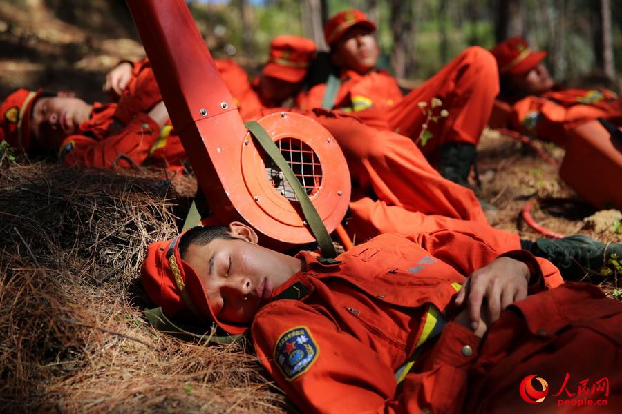 武警凉山森林支队绷紧清明"防火弦(组图)