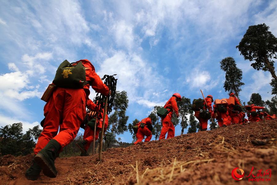 武警凉山森林支队绷紧清明"防火弦(组图)