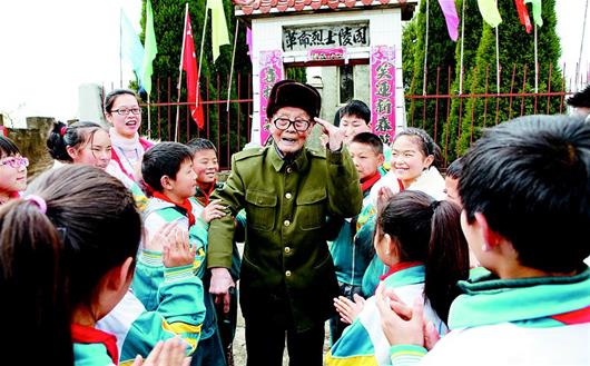 烈士墓里的英烈刘书贵是1947年来到枣阳的南下干部,与柴国义乃莫逆之