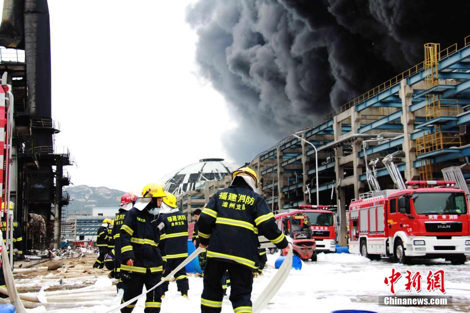 4月8日,福建漳州消防支队官兵在现场奋力灭火.