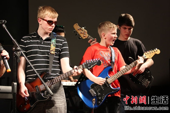 纽约少年堵车路上吹拉弹唱演绎如何快乐学音乐