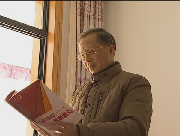 76岁老教师义务辅导数千名留学生 入围中国