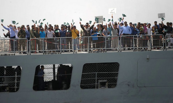 巴基斯坦军舰帮中国也门撤侨 华人高举五星红
