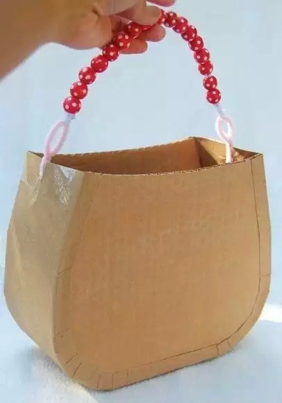废旧纸箱手工制作成为很多diy爱好者的材料来源,可以用废旧纸箱做些