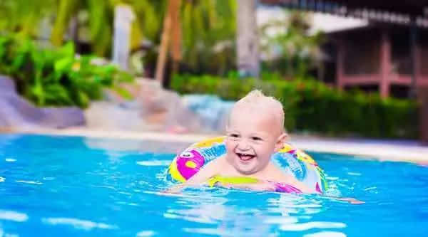 婴幼儿真的需要学游泳吗?了解一下游泳池里潜