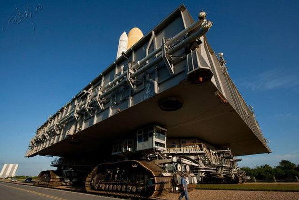 世界上最大的履带运输车–运火箭的运输车