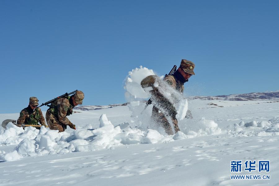 西藏阿里边防官兵爬冰卧雪守边关图