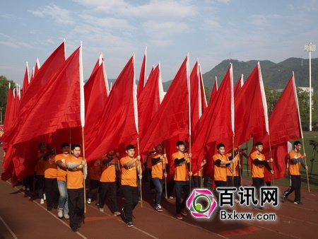 重庆人文科技学院运动会开幕 正义女神走红