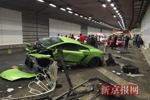 北京鸟巢附近的大屯路隧道，一辆兰博基尼与一辆法拉利发生事故，鸟巢尼相现场状况惨烈。附近法拉<strong></strong>新京报记者 浦峰 摄