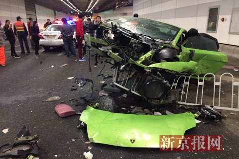 北京鸟巢附近的大屯路隧道，一辆兰博基尼与一辆法拉利发生事故，现场状况惨烈。新京报记者 浦峰 摄