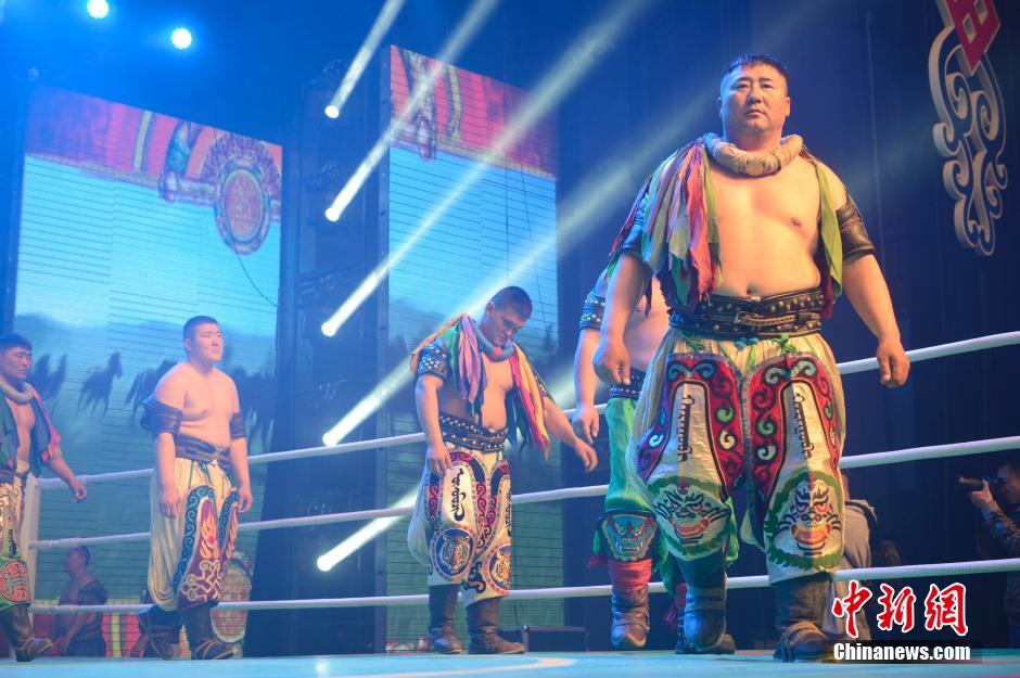 内蒙古举办搏克联赛 国内外选手激烈角逐(组图)