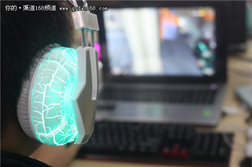 CF玩家谈迈世特幻银魔镜游戏耳机