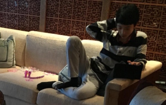 陈婷在微博晒出老公陪伴三个孩子在家玩耍的照片,一家人显得其乐融融.