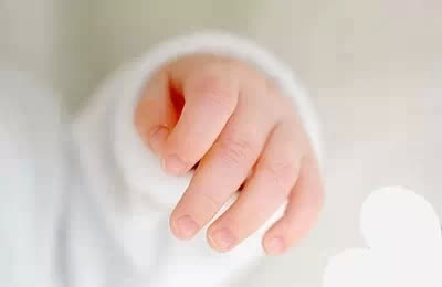 正常宝宝的指甲是粉红色的,外观光滑亮泽,坚韧呈弧形,甲半月颜色稍