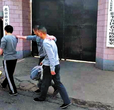 宣判后三名被告人办理缓刑手续离开看守所。