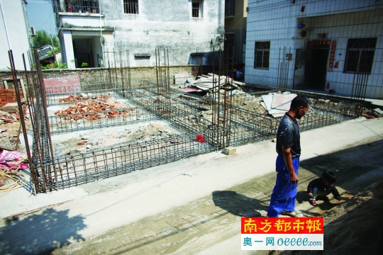 徐辉在他哥哥家对面准备建4层的新房，4月13日，楼房已经在打地基。
