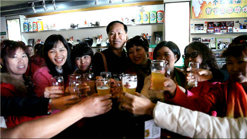 青岛啤酒举行纪念提高质量日大会 自媒体联盟