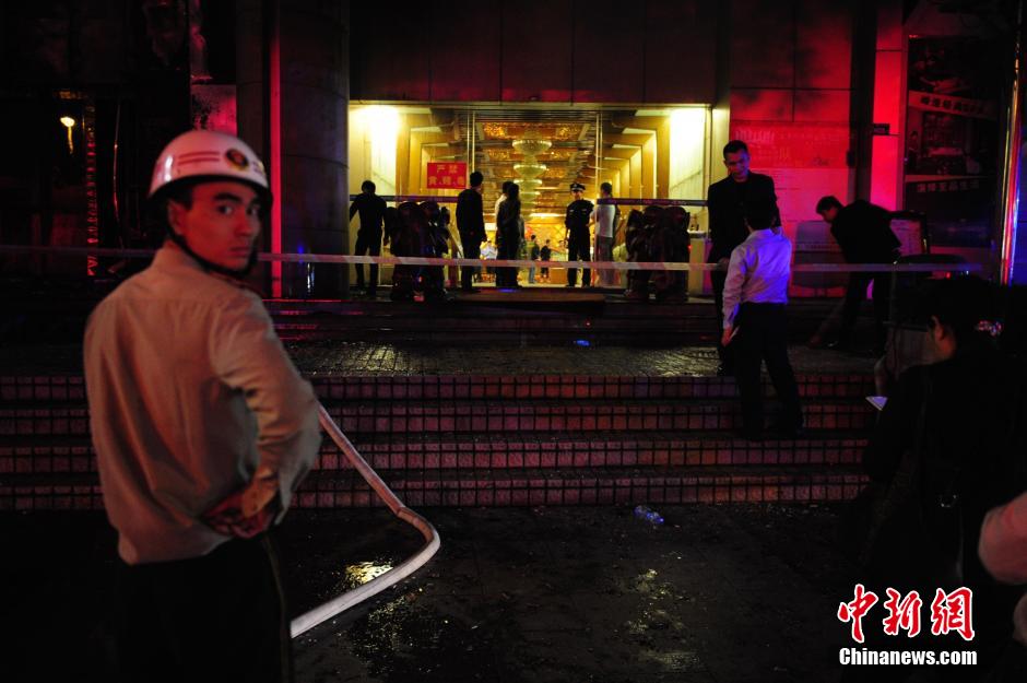 广东深圳一桑拿中心外墙起大火 上百女服务员