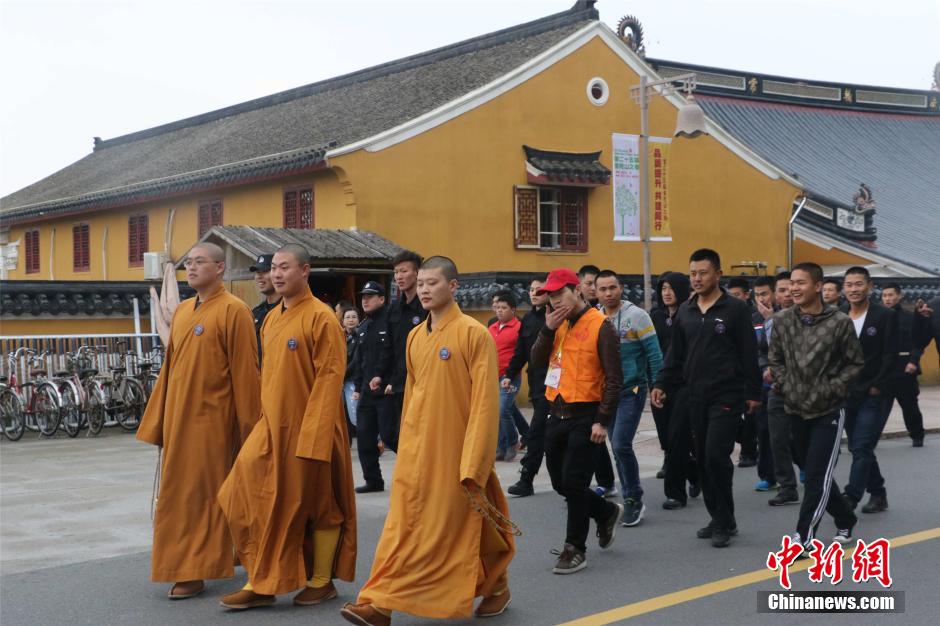 "禅行"约历时两个半小时,以普陀山正山门为起点,途径普济寺,千步沙