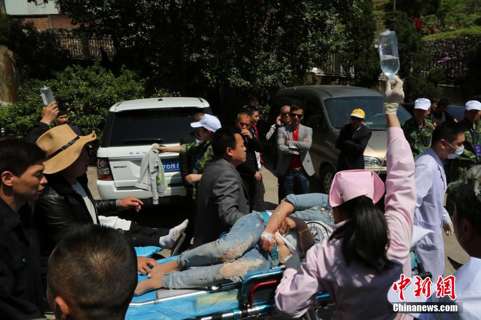 浙江苍南矾山旅游节发生意外 伤员被送医治疗(组图)