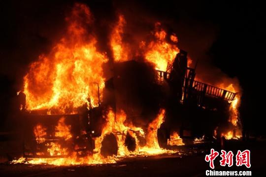 四川广元境内一挂车起火损失百万 货物未买保险