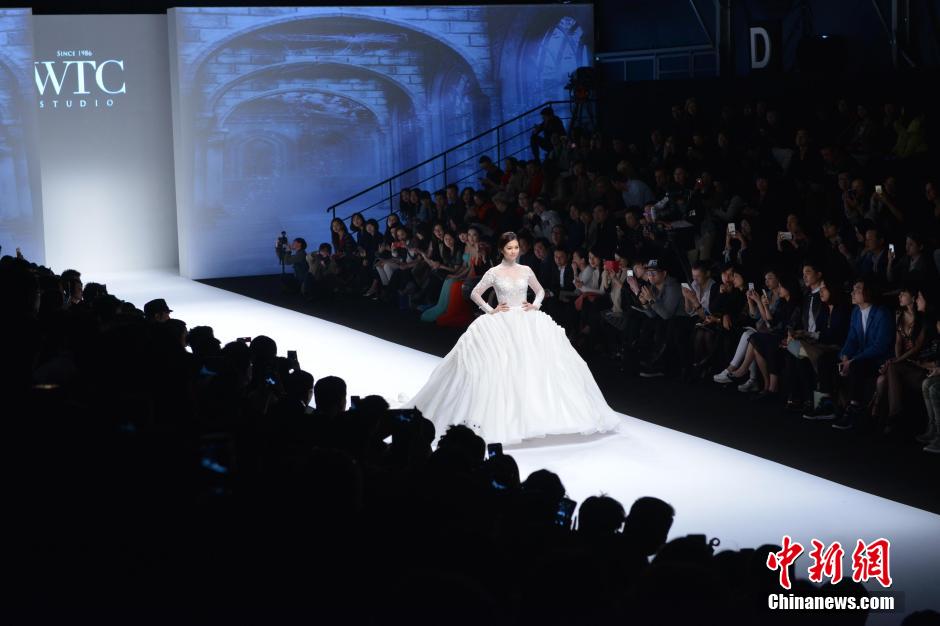 2015上海时装周 模特展示高级定制婚纱(组图)