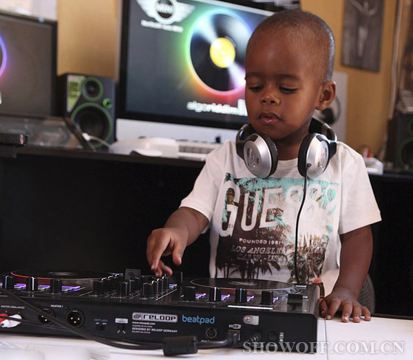 南非两岁男童DJ迅速走红 DJ天赋令人惊叹