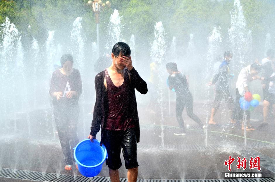 老挝留学生四川欢庆泼水节 激情泼水浑身湿透(组图)