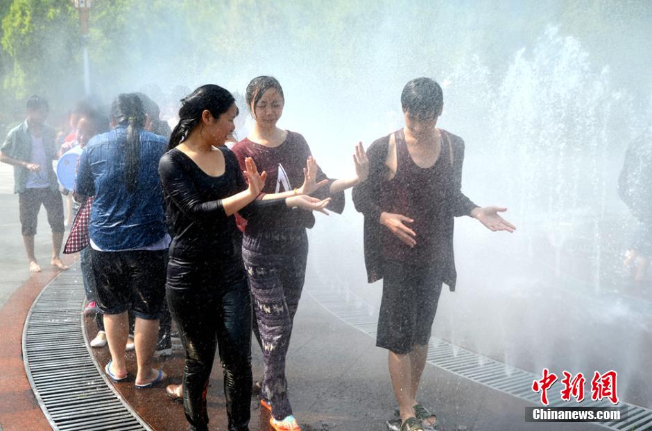 老挝留学生四川欢庆泼水节 激情泼水浑身湿透(组图)