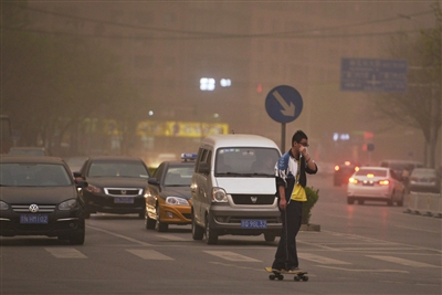 最强沙尘暴袭击北京 160斤体重不会被风吹走2