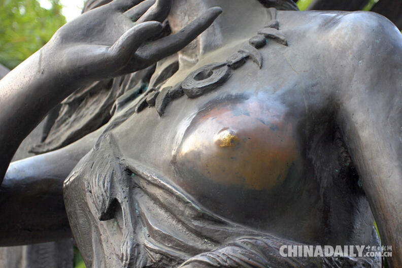 有人在网上发帖称“这么多人摸我这儿,羞死人了!”