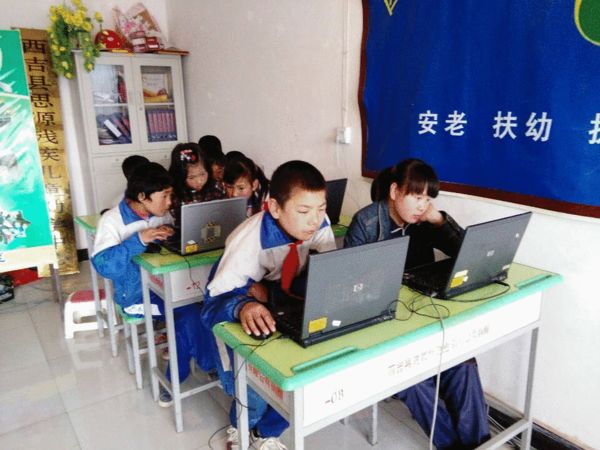 孩子们认真学习如何操作电脑