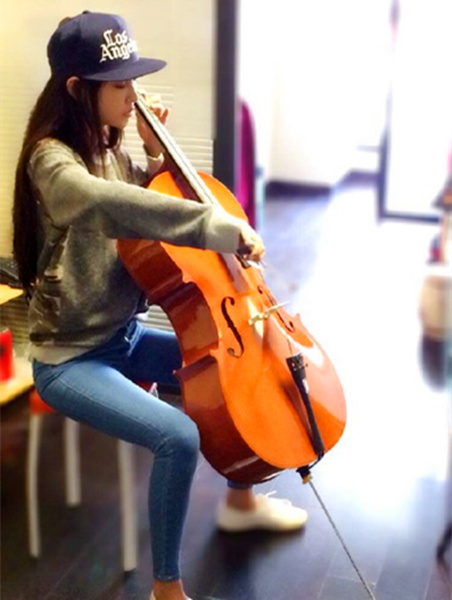 童菲微博分享工作近况 拉大提琴立显文艺气质
