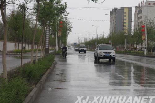若羌县迎来了2015年的首场春雨,经过雨水洗礼,县城内的街道和建筑物