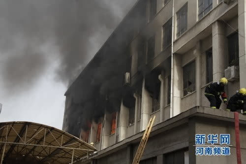 郑州服装厂起火浓烟冲出百米高 无人员伤亡