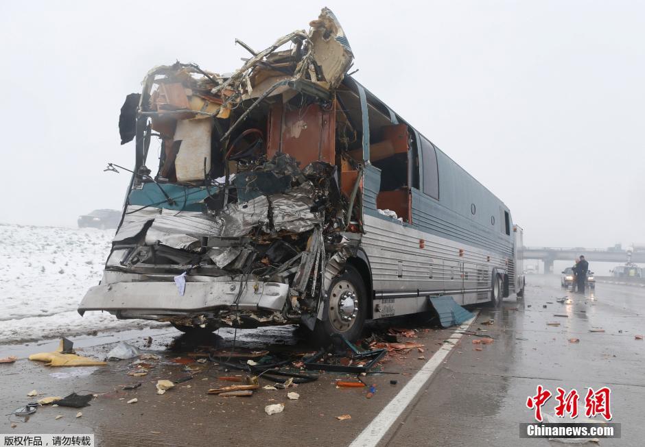 美国大雾天一辆旅游大巴与拖车相撞 致12人受