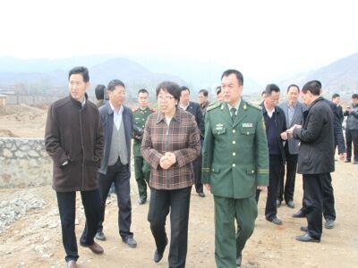 武警商洛支队支队长王平与市上领导一起检查工程项目建设