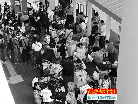 昨天,落马洲干线水货客在替换货品。收集供图