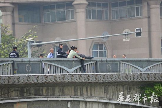 成都一男子欲跳桥围观者快跳水浅淹不死