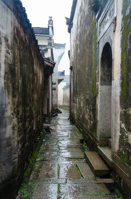 小巷子绕来绕去,不过走一段就能看见指路标志了,通往几个主要景点