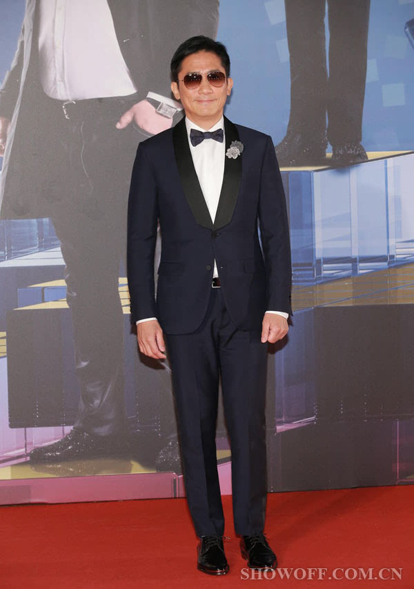 第34届香港电影金像奖颁奖典礼 梁朝伟墨镜遮面亮相