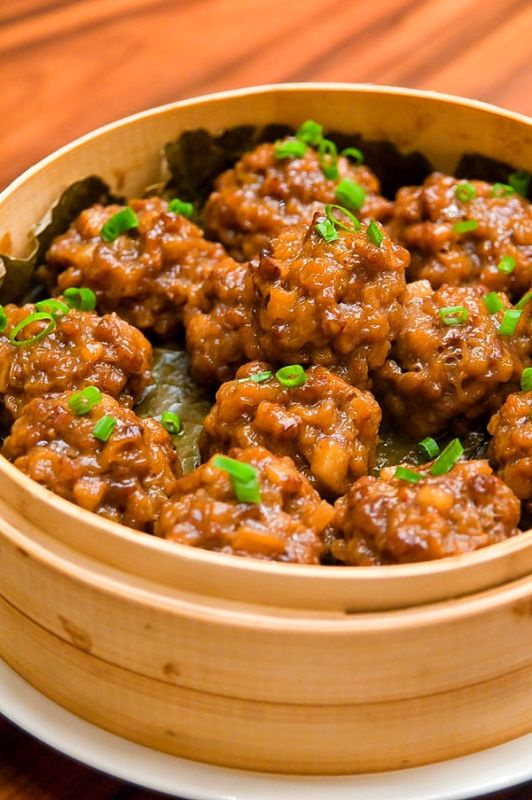 笼仔肉圆肉圆是金华的乡土菜,用肉粒掺上淀粉和萝卜蒸成.