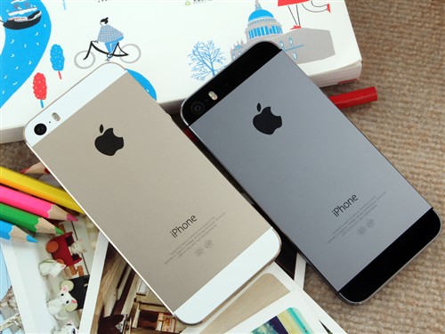 它搭载了最新的iOS