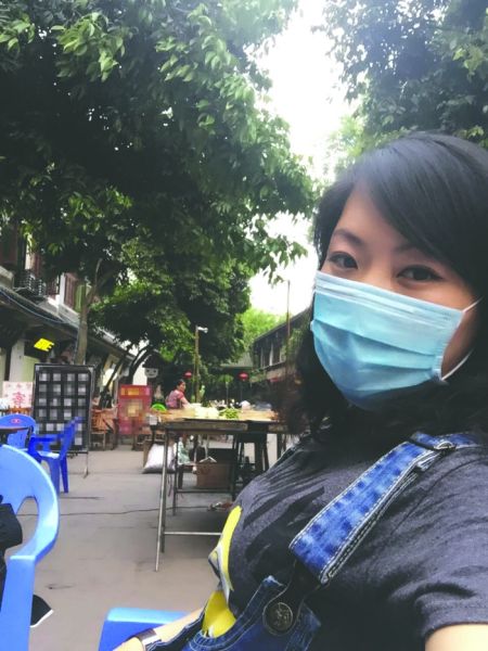 顾少强在成都街头的自拍照片,低调的她不愿说出此地具体为何处