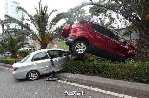 实习女司机操作失控 致越野车"骑上"小轿车